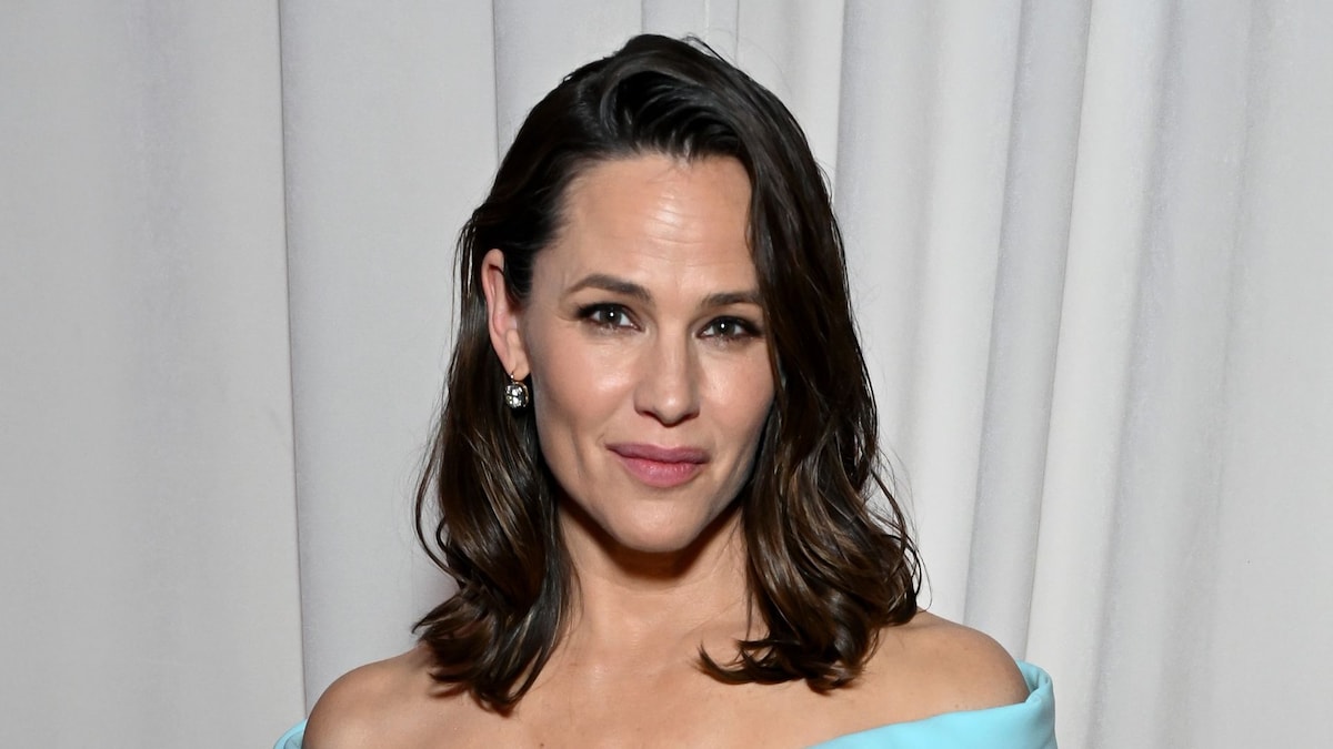 Jennifer Garner reminisces on her favorite '90s things; 'Why don't we make mixtapes anymore?'