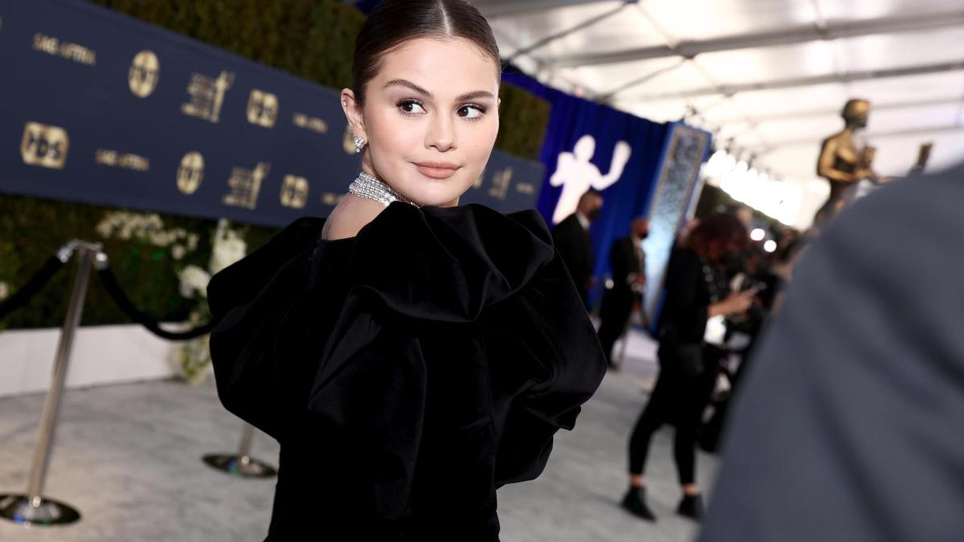 Selena Gomez confirms her relationship status while debuting a new haircut