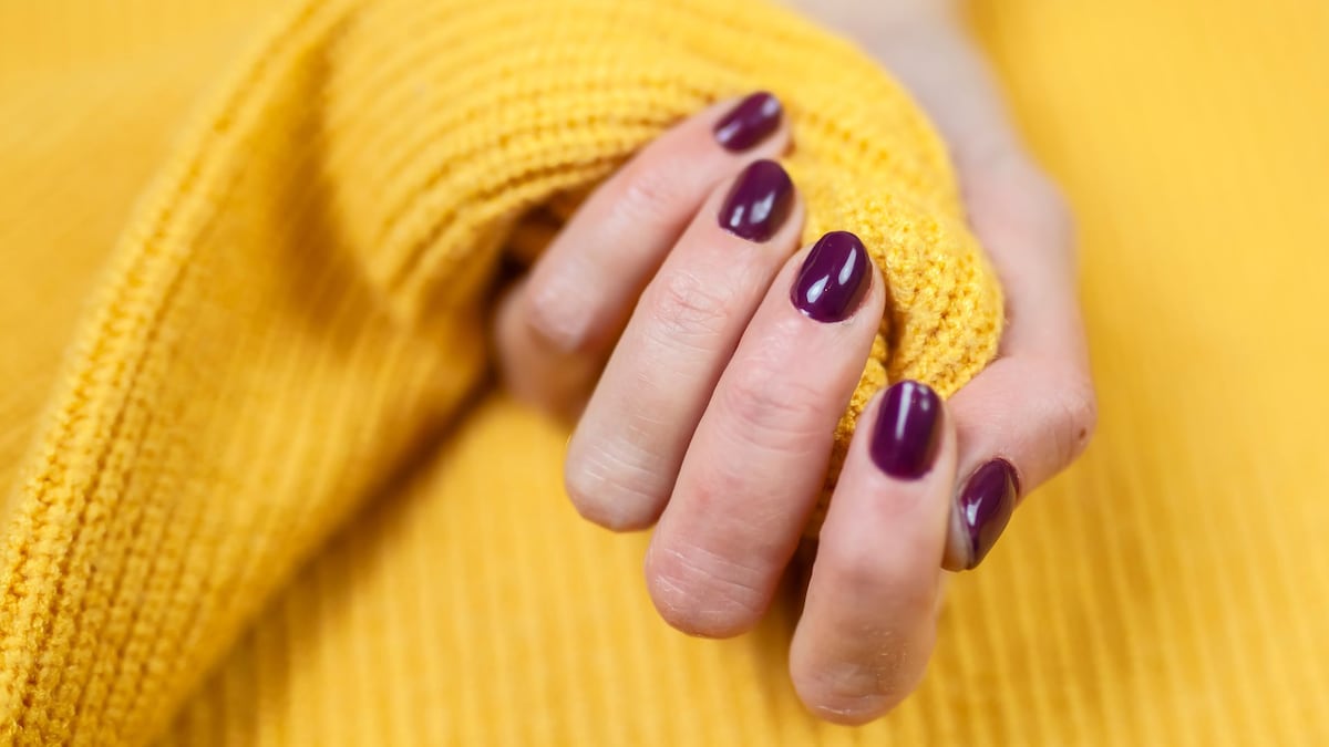 https://www.hola.com/us/horizon/landscape/58fd3f49cade-close-up-of-woman-fingers-with-nail-art-maroon-nail-polish.jpg?im=Resize=(1200)