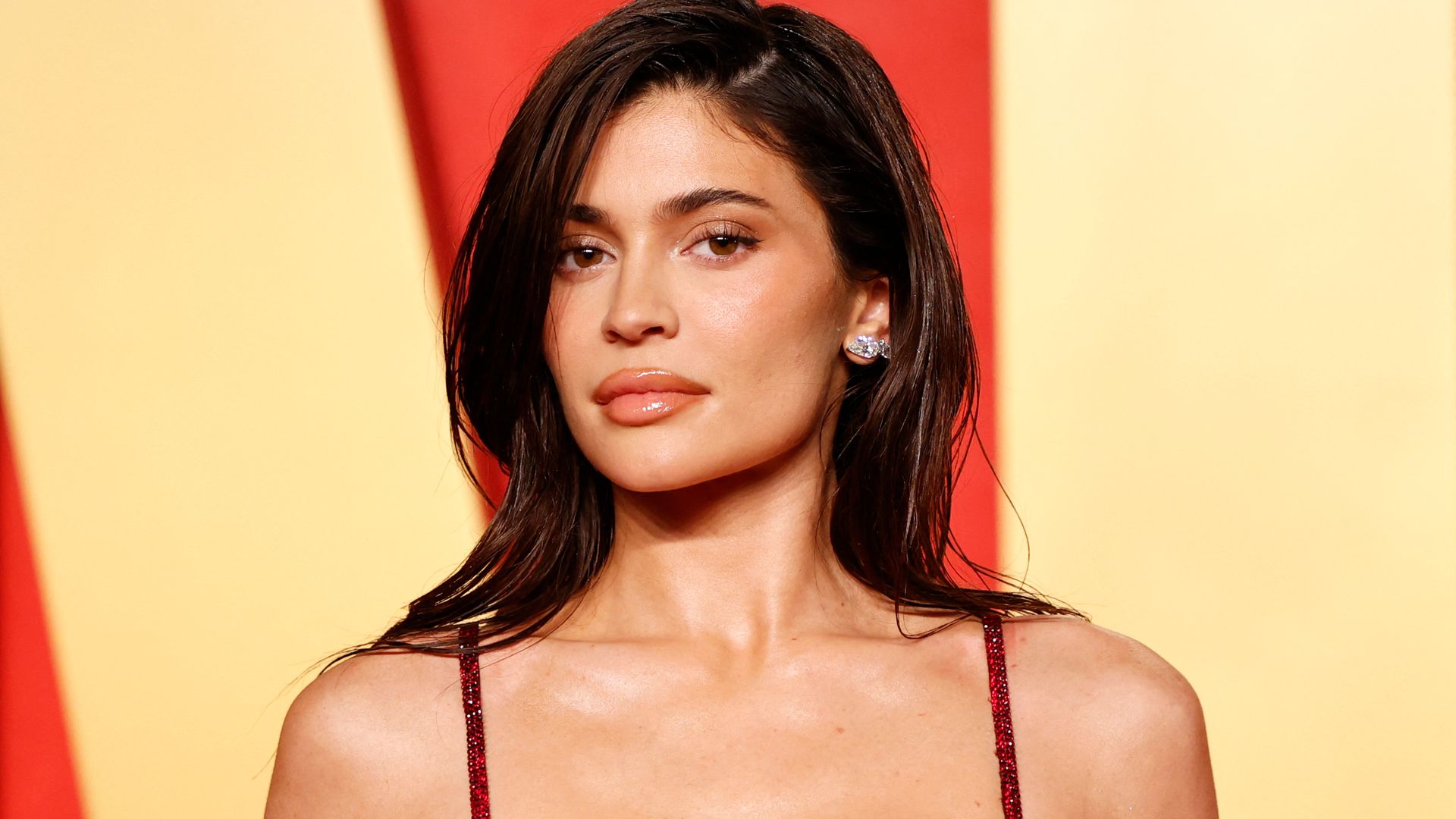 https://www.hola.com/us/horizon/landscape/5985b5c737ec-us-media-personality-kylie-jenner-attends-the-vanity-fair-oscars-party-at-the-wa.jpg?im=Resize=(1200)