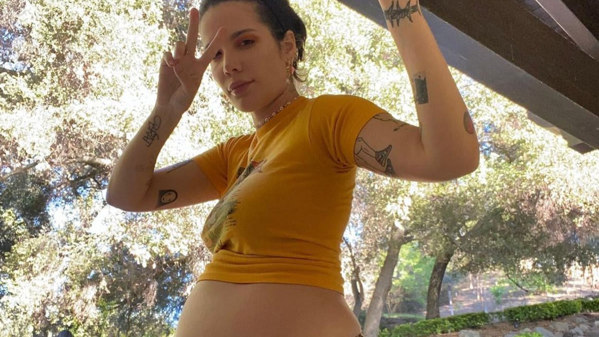 Halsey shows off her growing baby bump: ‘yes it’s ONE baby lol’