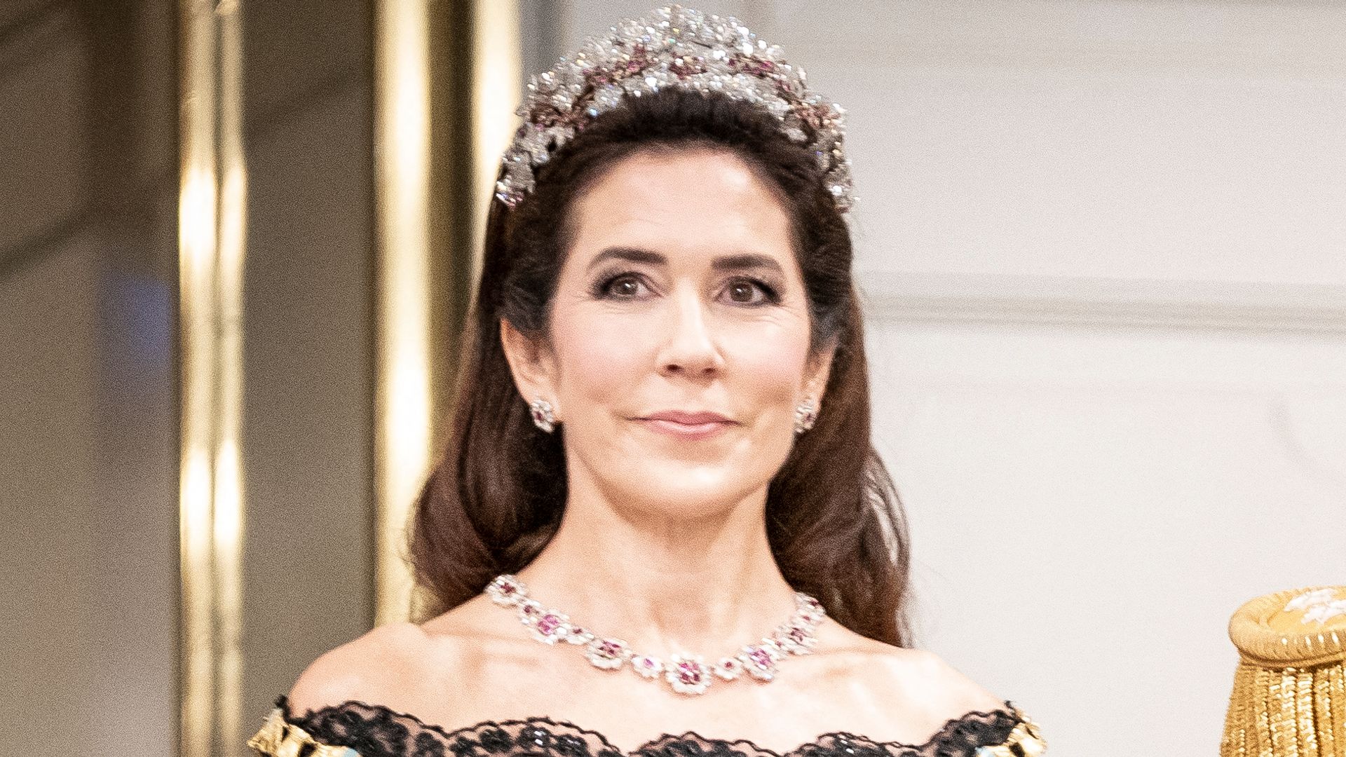https://www.hola.com/us/horizon/landscape/59d9ab944369-crown-prince-frederik-and-crown-princess-mary-arrive-at-the-gala-banquet-at-chri.jpg?im=Resize=(1200)
