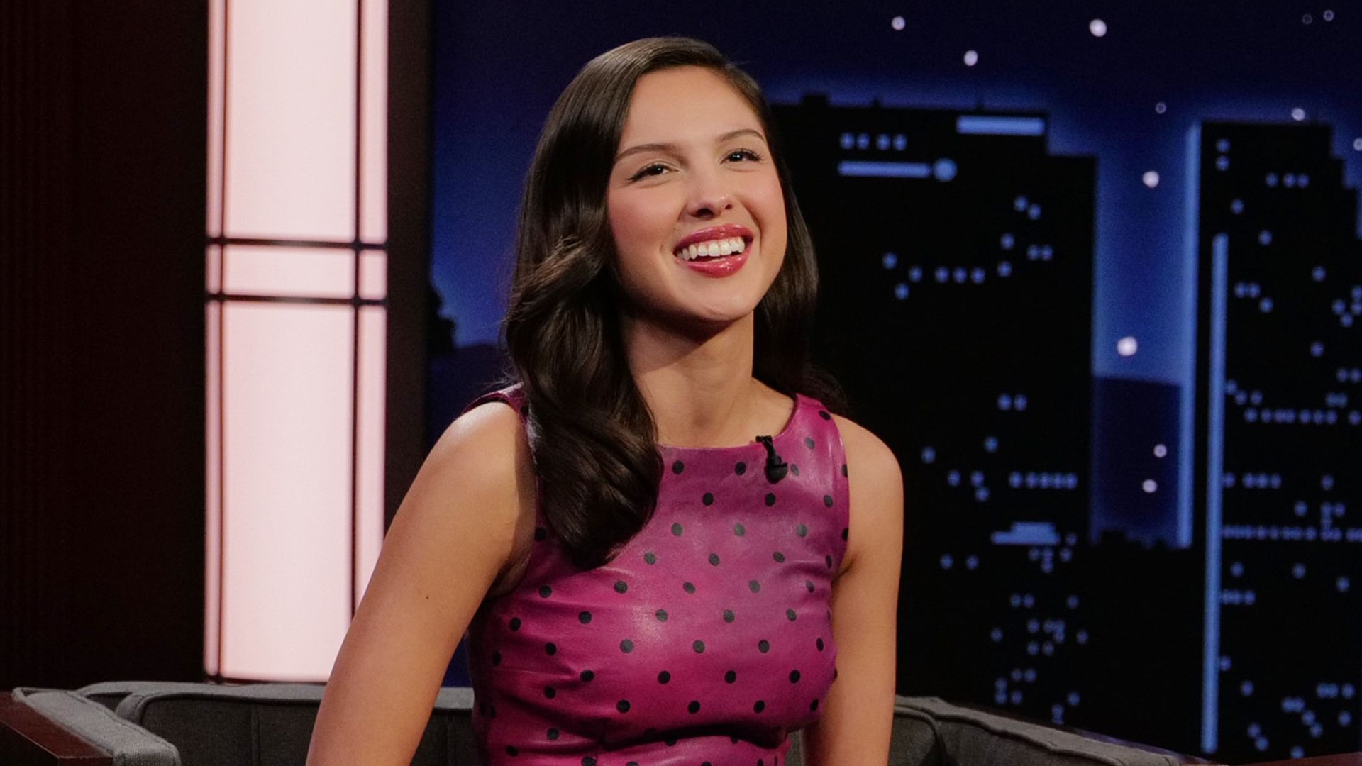 https://www.hola.com/us/horizon/landscape/5bfcdea3a00d-jimmy-kimmel-live-jimmy-kimmel-live-airs-every-weeknight-at-11-35-p-m-et-and-fea.jpg?im=Resize=(1200)