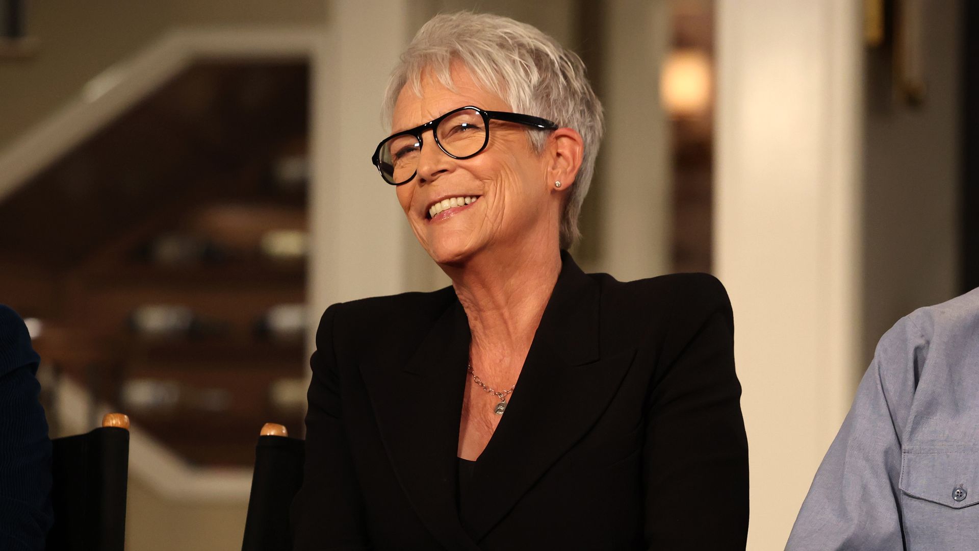 https://www.hola.com/us/horizon/landscape/5c09e0747887-nbcuniversal-events-backlot-pass-day-pictured-jamie-lee-curtis-bill-oneill-at-th.jpg?im=Resize=(1200)