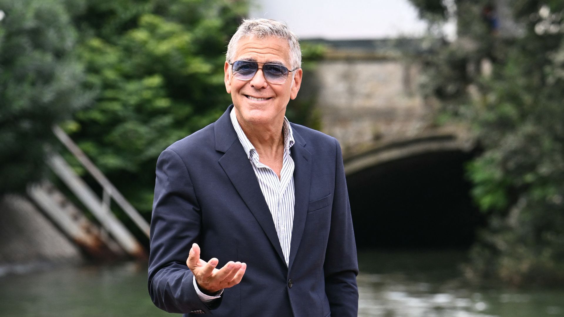  George Clooney arrives at the Excelsior pier during the 82nd Venice International Film Festival at Venice Lido, on August 27, 2025. (Photo by Stefano RELLANDINI / AFP) (Photo by STEFANO RELLANDINI/AFP via Getty Images)          