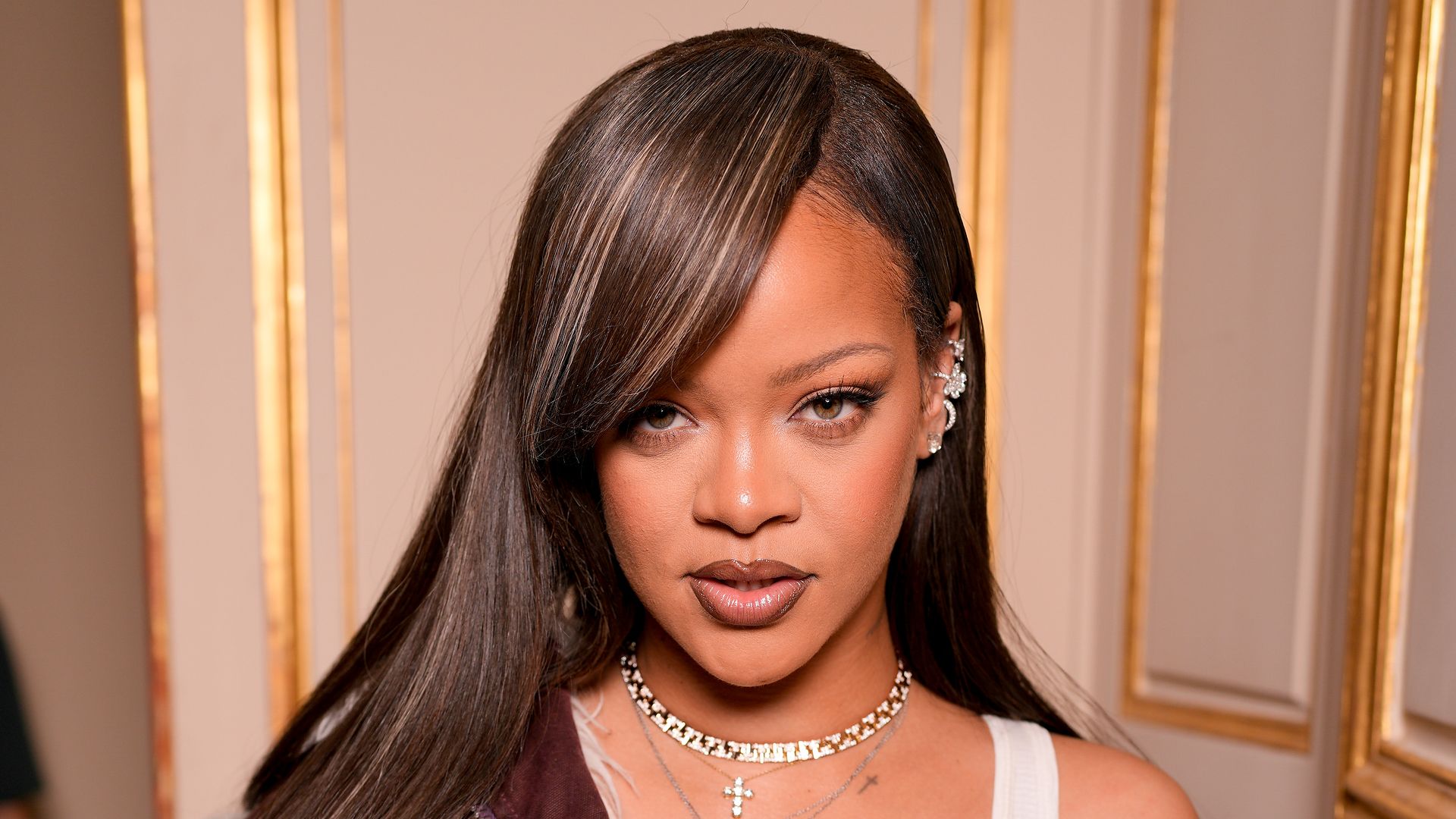 https://www.hola.com/us/horizon/landscape/5cfd93a74c29-rihanna-at-the-awge-fashion-show-during-paris-fashion-week-menswear-spring-summe.jpg?im=Resize=(1200)