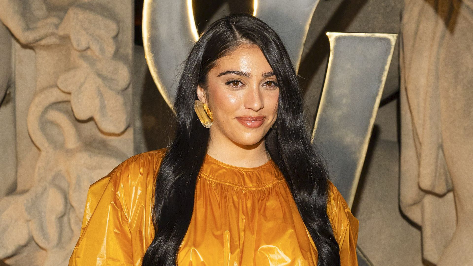 Leon completed the look with loose, long dark hair and carried her phone as she arrived at the venue.