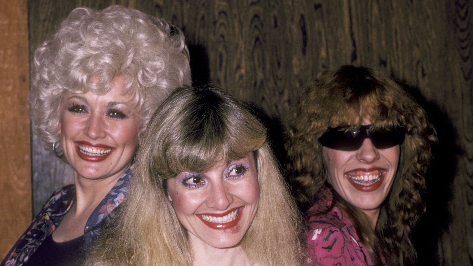 https://www.hola.com/us/horizon/landscape/621ce788ffa5-musicians-dolly-parton-stella-parton-and-freida-parton-at-bearsville-studios-in.jpg?im=Resize=(1200)