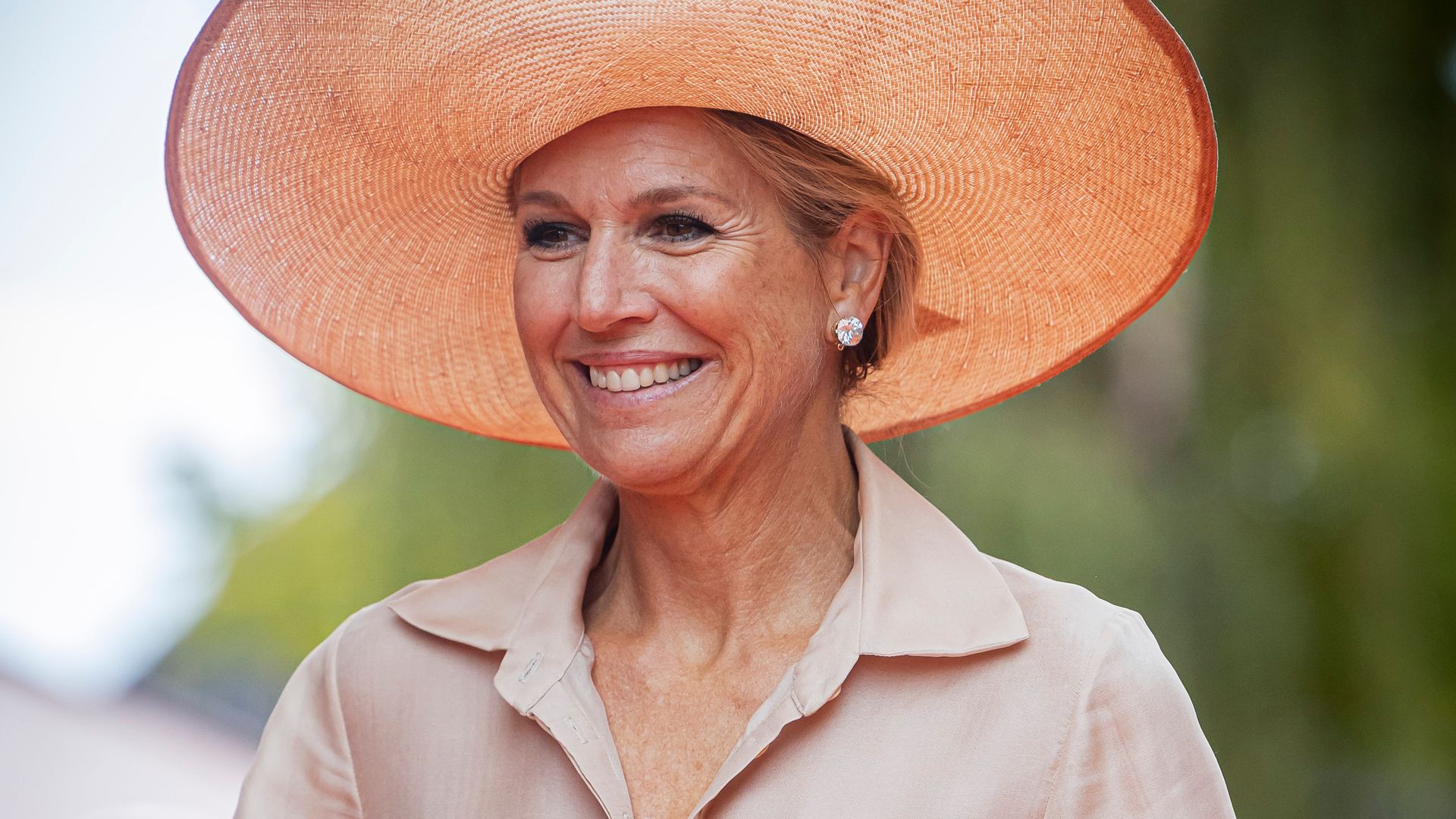 Queen Máxima steps out in the timeless blouse worn by Kate Middleton and Princess Diana