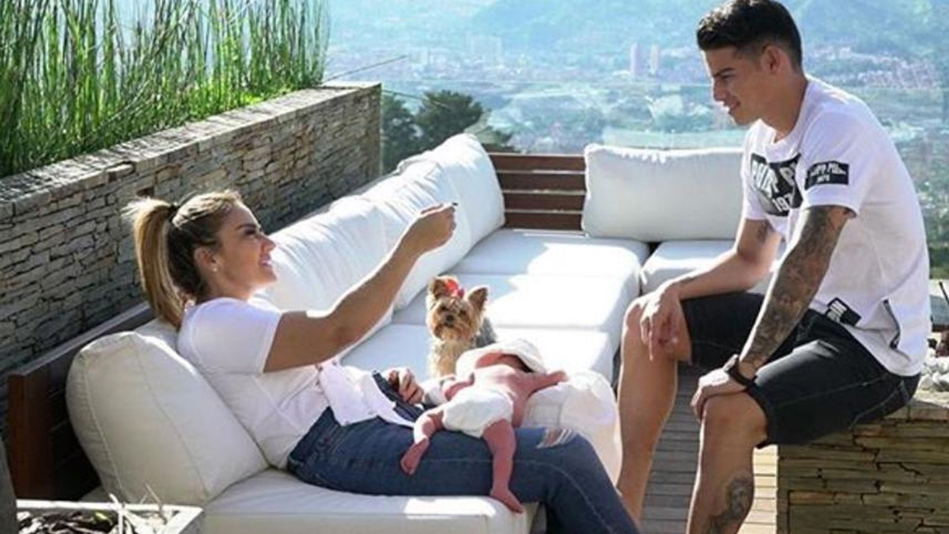 James Rodríguez´s first family photo with newborn baby boy Samuel