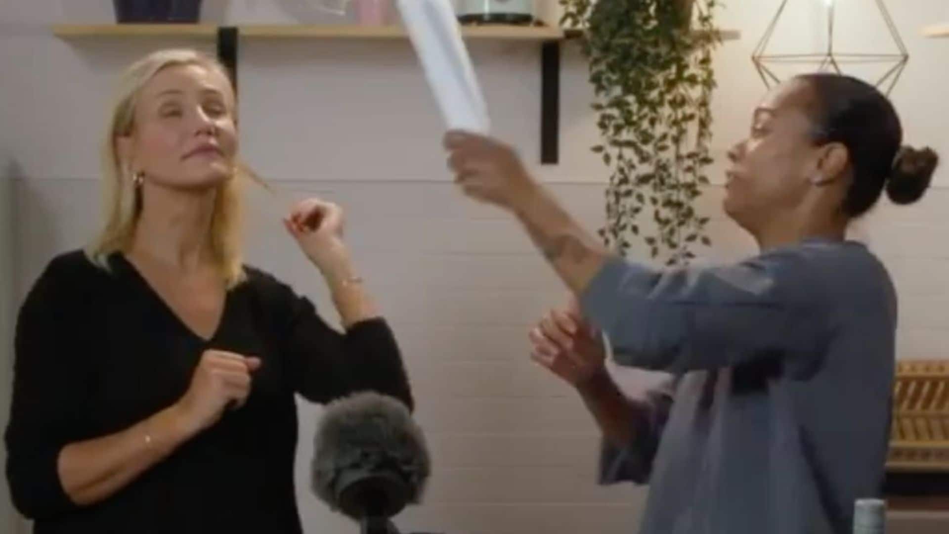 Cameron Diaz and Zoe Saldana hilariously swat at fly while filming cooking show