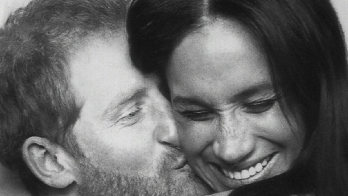 https://www.hola.com/us/horizon/landscape/6335e3056ee1-harry-meghan-archivalphotobooth.jpg?im=Resize=(1200)