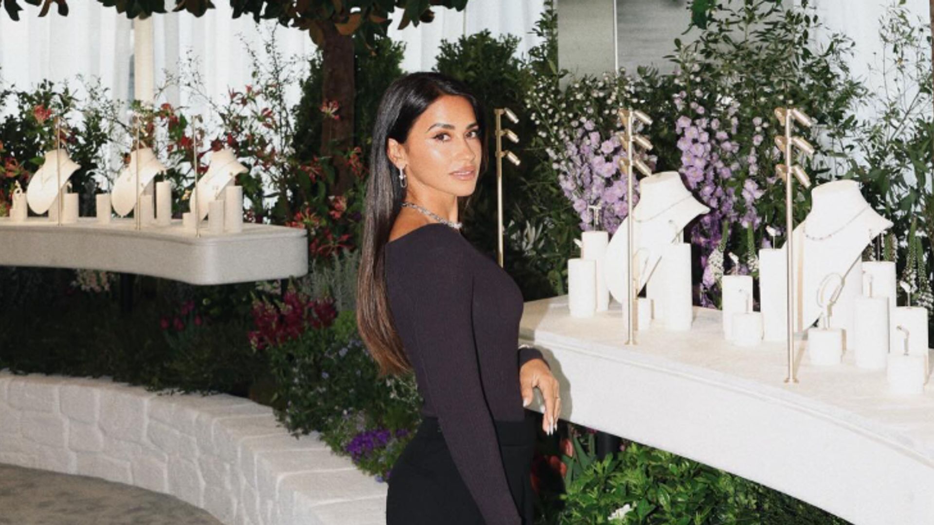 Antonela Roccuzzo brings back structured shoulders while wearing a sexy LBD