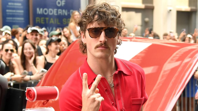 Benson Boone Drives NYC Fans Wild with Surprise Backflip
