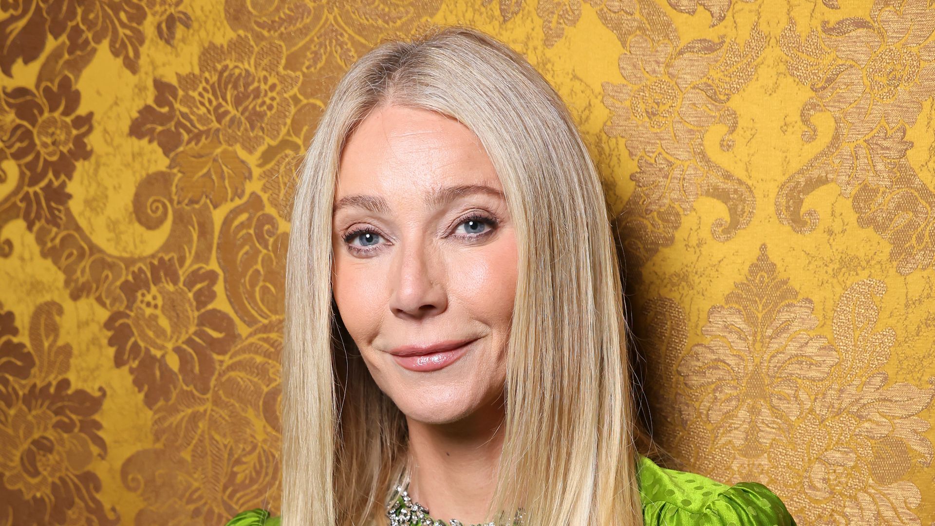 https://www.hola.com/us/horizon/landscape/658ad13953d1-rome-italy-gwyneth-paltrow-attends-the-valentino-show-interferenze-fall-winter-2.jpg?im=Resize=(1200)