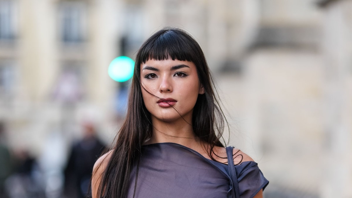 https://www.hola.com/us/horizon/landscape/65f4bbaf0811-paris-france-clara-kong-vila-wears-short-bangs-long-hair-dark-navy-blue-sheer-me.jpg?im=Resize=(1200)