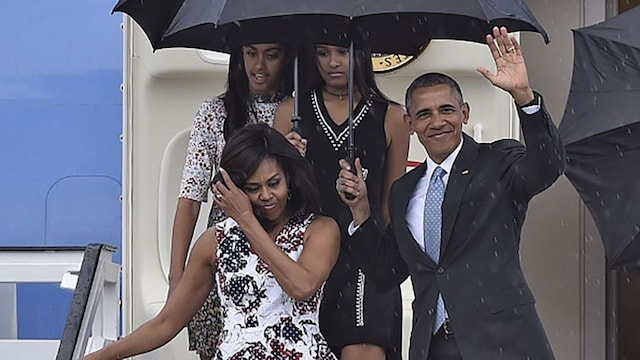 The Obamas are seen arriving in Cuba.
<br>
Photo: Getty Images