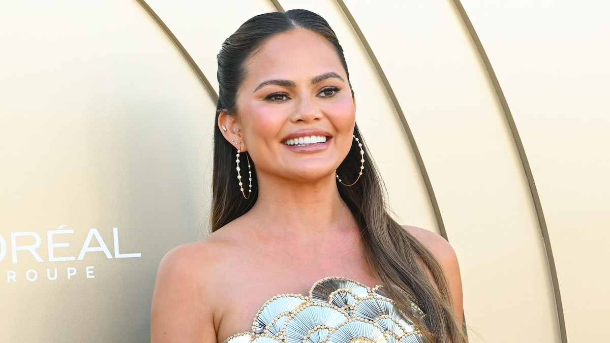 https://www.hola.com/us/horizon/landscape/6740782db3fd-los-angeles-california-chrissy-teigen-attends-gold-house-4th-annual-gold-gala-at.jpg?im=Resize=(1200)