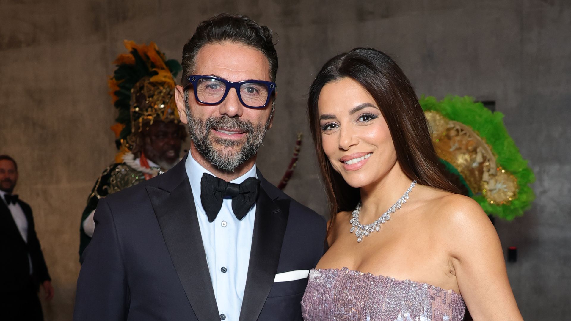 Eva Longoria and José Bastón have dream beach date: wine, selfies, and their dog