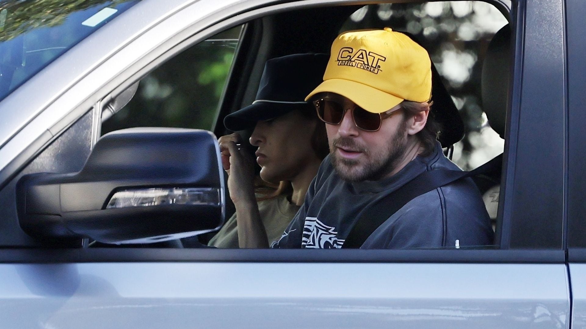 The couple, fresh from London, where Ryan is filming Star Wars: Starfighter, looked joyful and relaxed as they prepared for the holiday season, sparking rumors of an intimate vow renewal in the UK.