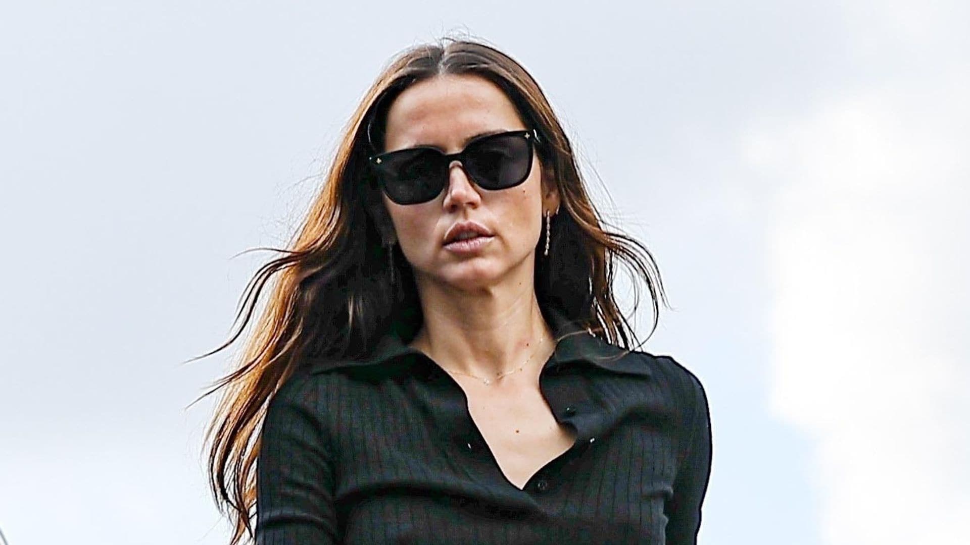 De Armas looked stunning for the occasion, carrying a luxurious Louis Vuitton bag