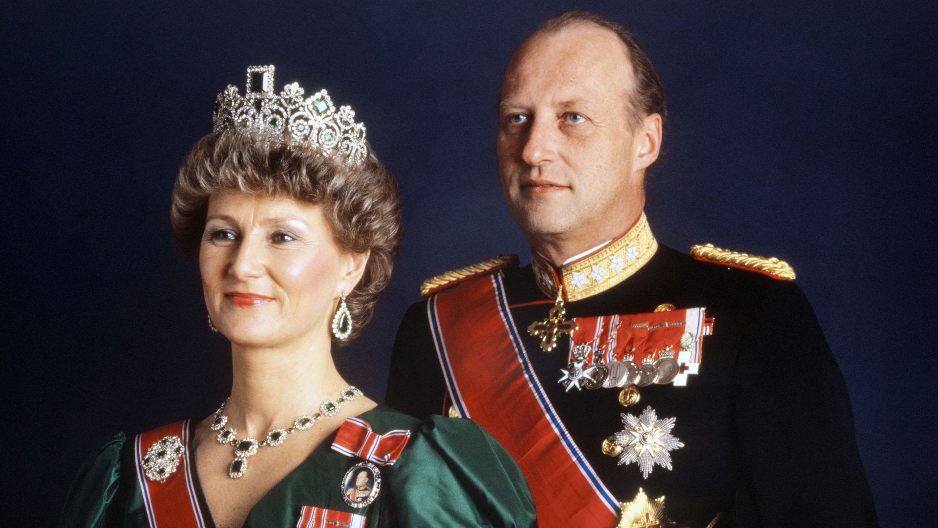 https://www.hola.com/us/horizon/landscape/69e84833f917-official-portrait-taken-on-february-21-1987-shows-norwegian-crown-princess-sonja.jpg?im=Resize=(1200)