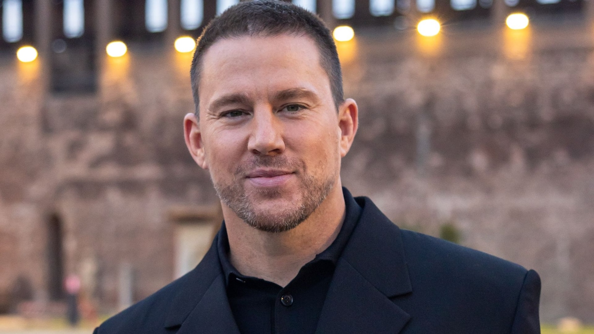 https://www.hola.com/us/horizon/landscape/6a8be6a6ecd5-milan-italy-channing-tatum-arrives-at-the-versace-fashion-show-during-the-milan-.jpg?im=Resize=(1200)