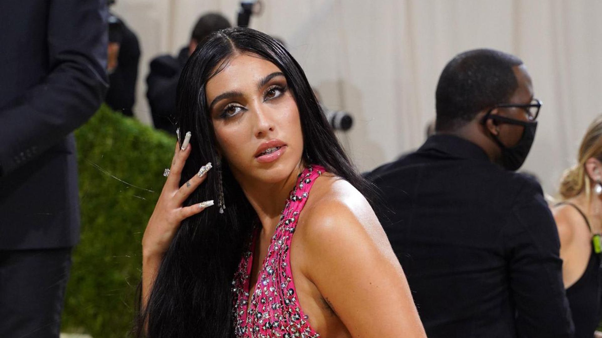 Lourdes Leon shows off her curves in an edgy beige skirt
