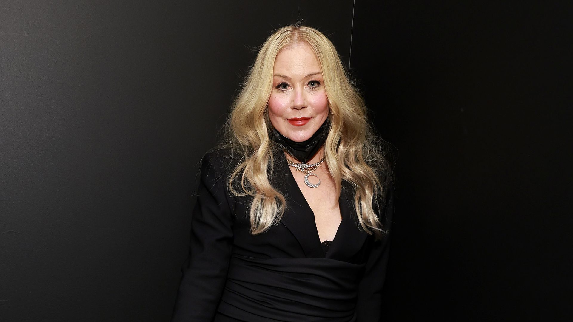 Christina Applegate reveals a brand-new style following a four-month stay in the hospital