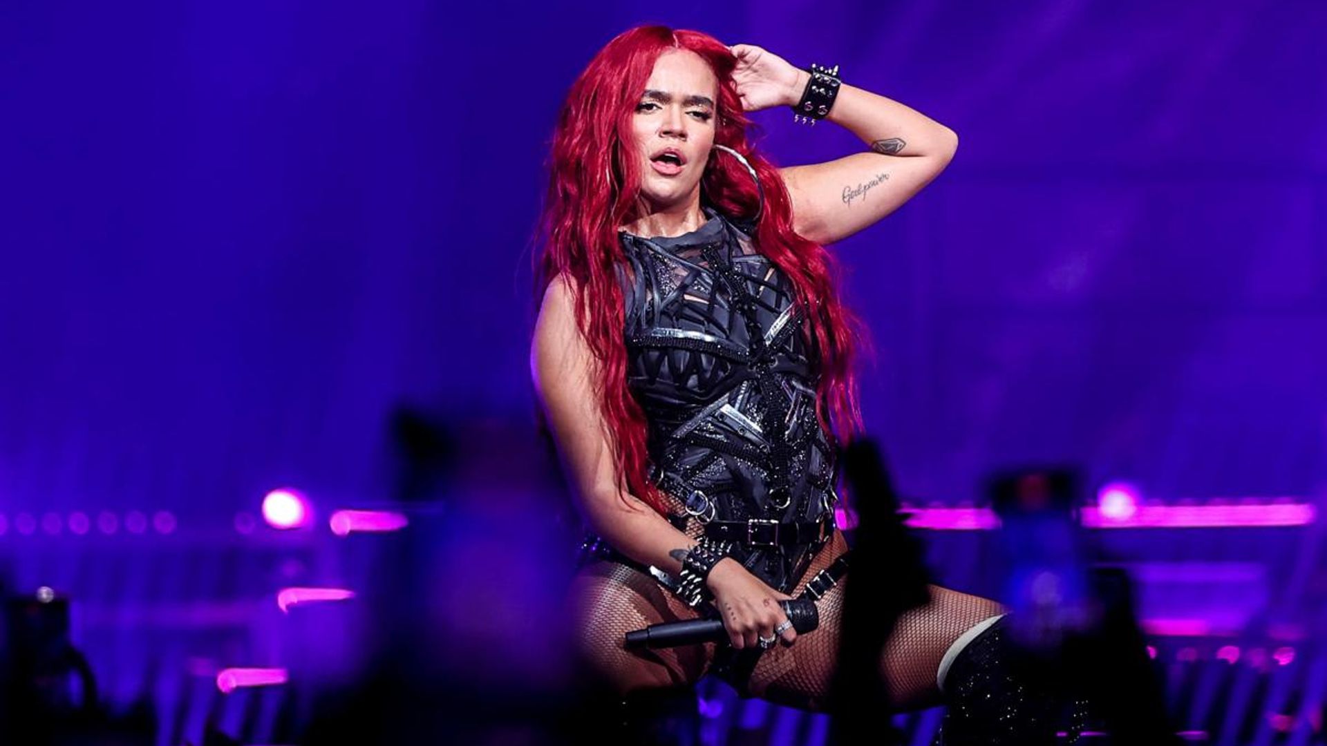 Karol G falls on the stage again! The Colombian singer thinks it is her new Miami tradition