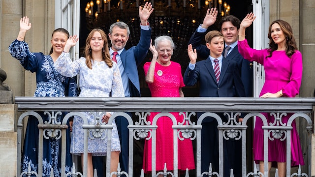 COPENHAGEN, DENMARK - MAY 26: (L-R) Princess Josephine, Princess Isabella, King Frederik X, Queen Margrethe, Prince Vincent, Crown Prince Christian and Queen Mary celebrate King Frederick's birthday at Amalienborg on May 26, 2024 in Copenhagen, Denmark. HM The King turns 56 years old on 26 May 2024.  (Photo by Martin Sylvest Andersen/Getty Images)