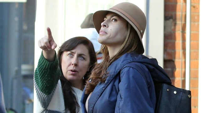 Eva Mendes enjoys a guided tour with her two daughters in London