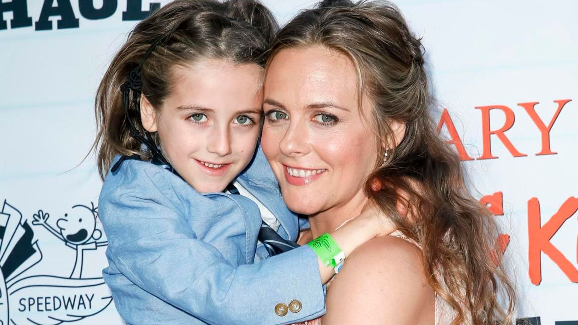 Alicia Silverstone praises her son’s long hair: “He’s beautiful and we love his hair”