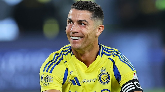 Cristiano Ronaldo signs jersey for Donald Trump