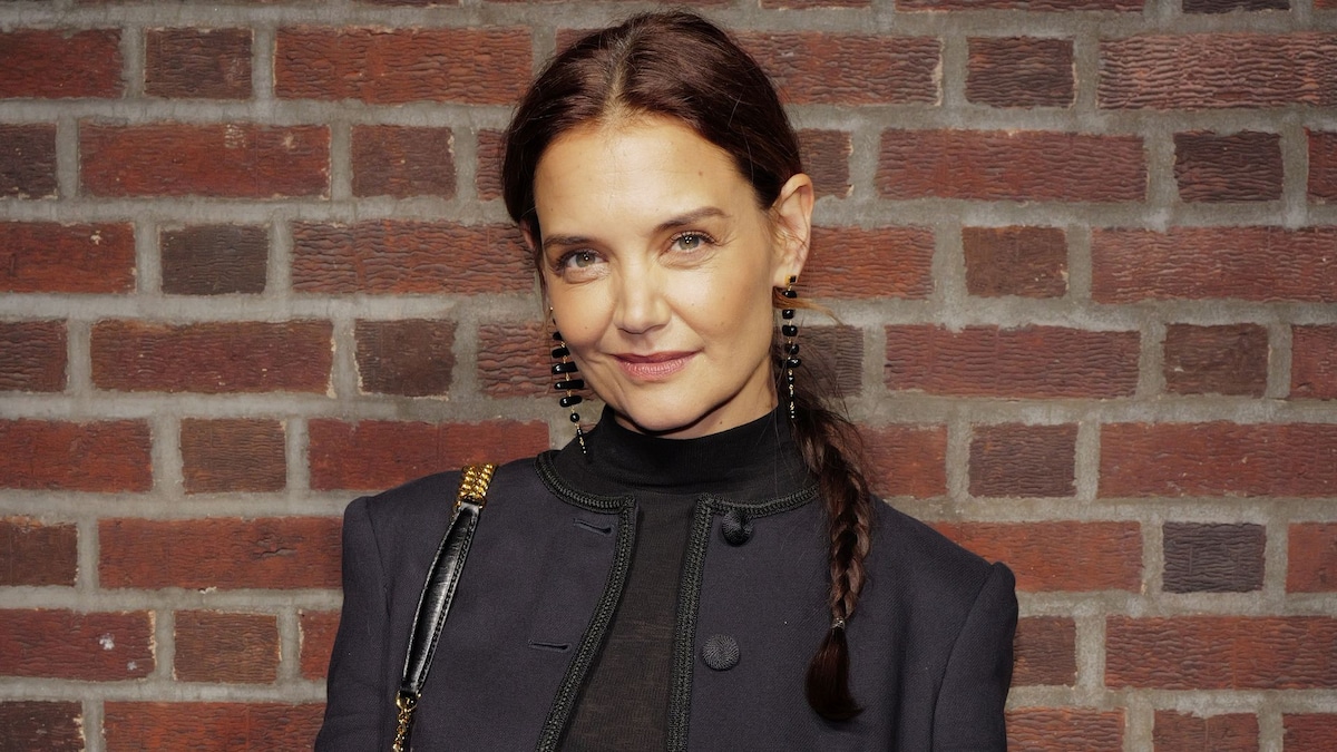 https://www.hola.com/us/horizon/landscape/6de11c79e053-new-york-new-york-katie-holmes-attends-veronica-beards-icons-party-at-corner-bis.jpg?im=Resize=(1200)
