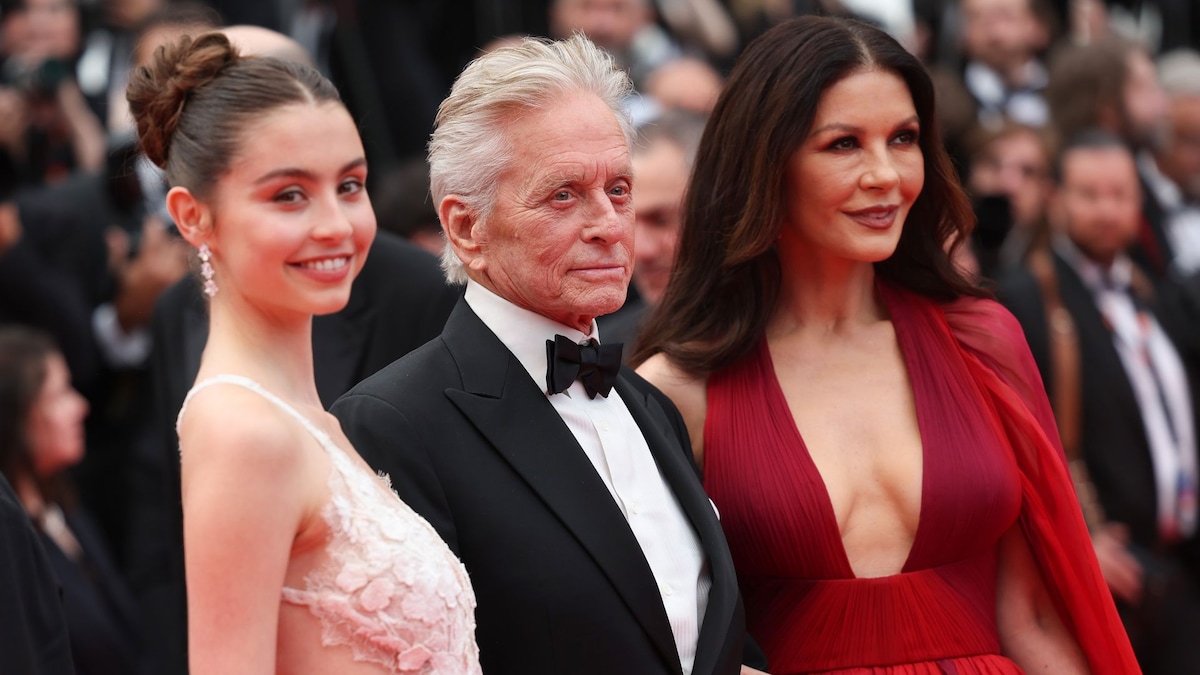https://www.hola.com/us/horizon/landscape/6e6f2c15c9e5-cannes-france-carys-zeta-douglas-michael-douglas-and-catherine-zeta-jones-attend.jpg?im=Resize=(1200)