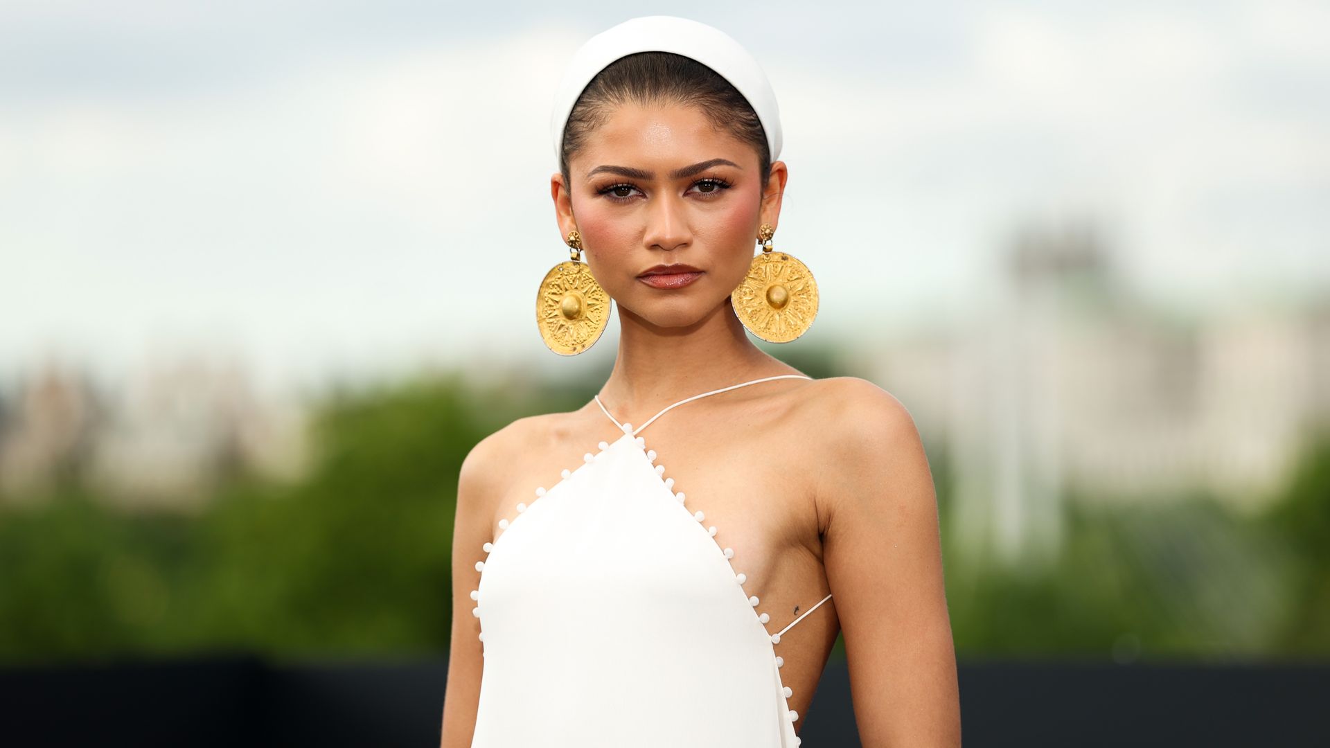 https://www.hola.com/us/horizon/landscape/6ebbbb694359-london-england-zendaya-attends-the-odyssey-photocall-at-the-iet-building-savoy-p.jpg?im=Resize=(1200)