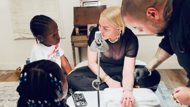 Madonna gets a new tattoo
