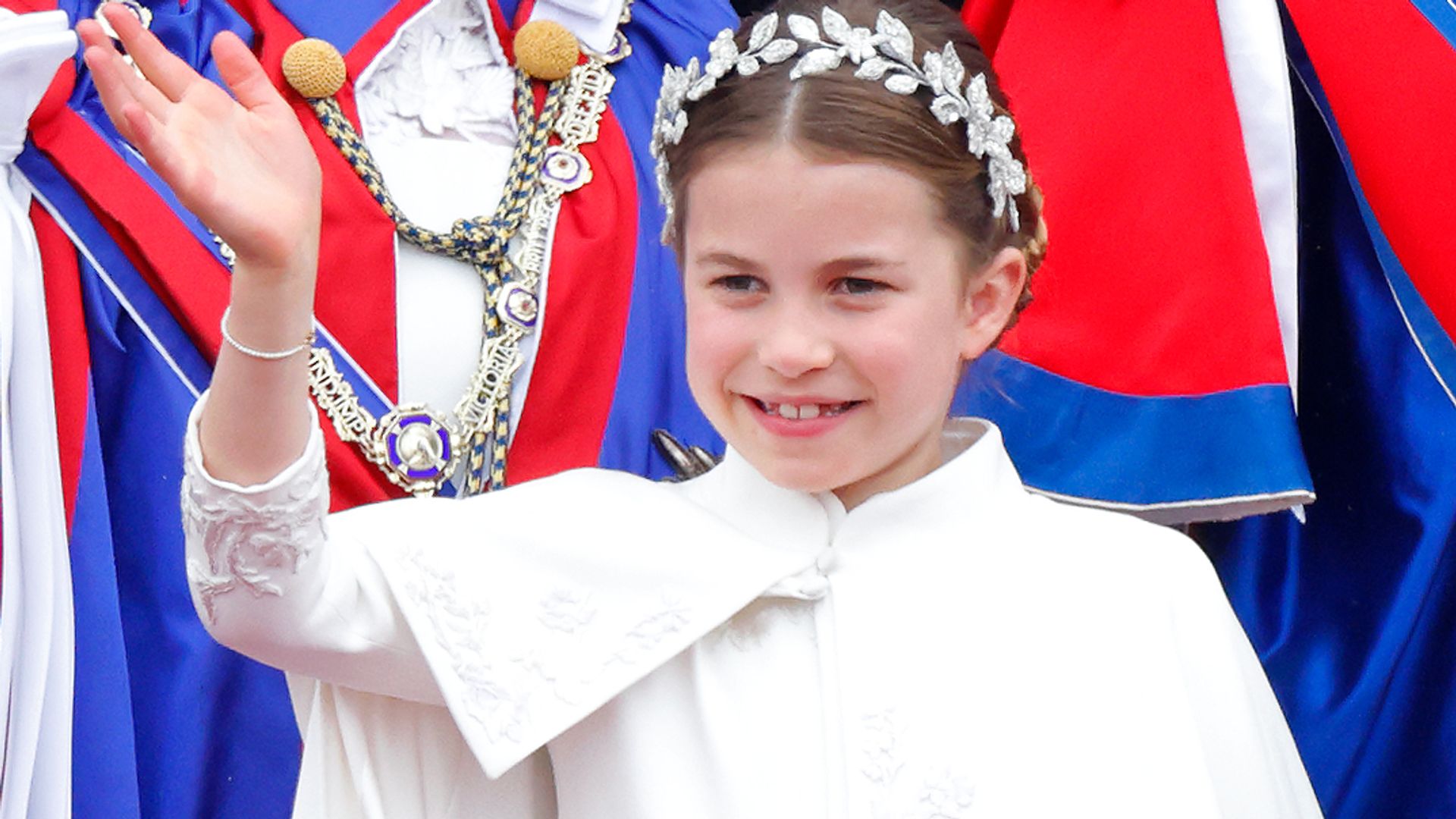 https://www.hola.com/us/horizon/landscape/6fc042648ca6-london-united-kingdom-princess-charlotte-of-wales-watches-an-raf-flypast-from-th.jpg?im=Resize=(1200)