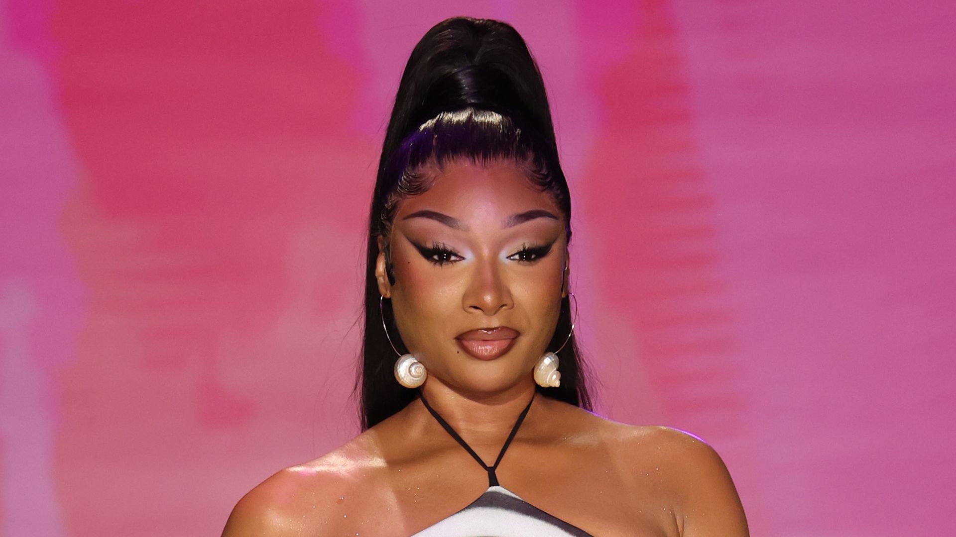 https://www.hola.com/us/horizon/landscape/7040cf646f4f-miami-beach-florida-megan-thee-stallion-walks-the-runway-for-hot-girl-summer-swi.jpg?im=Resize=(1200)