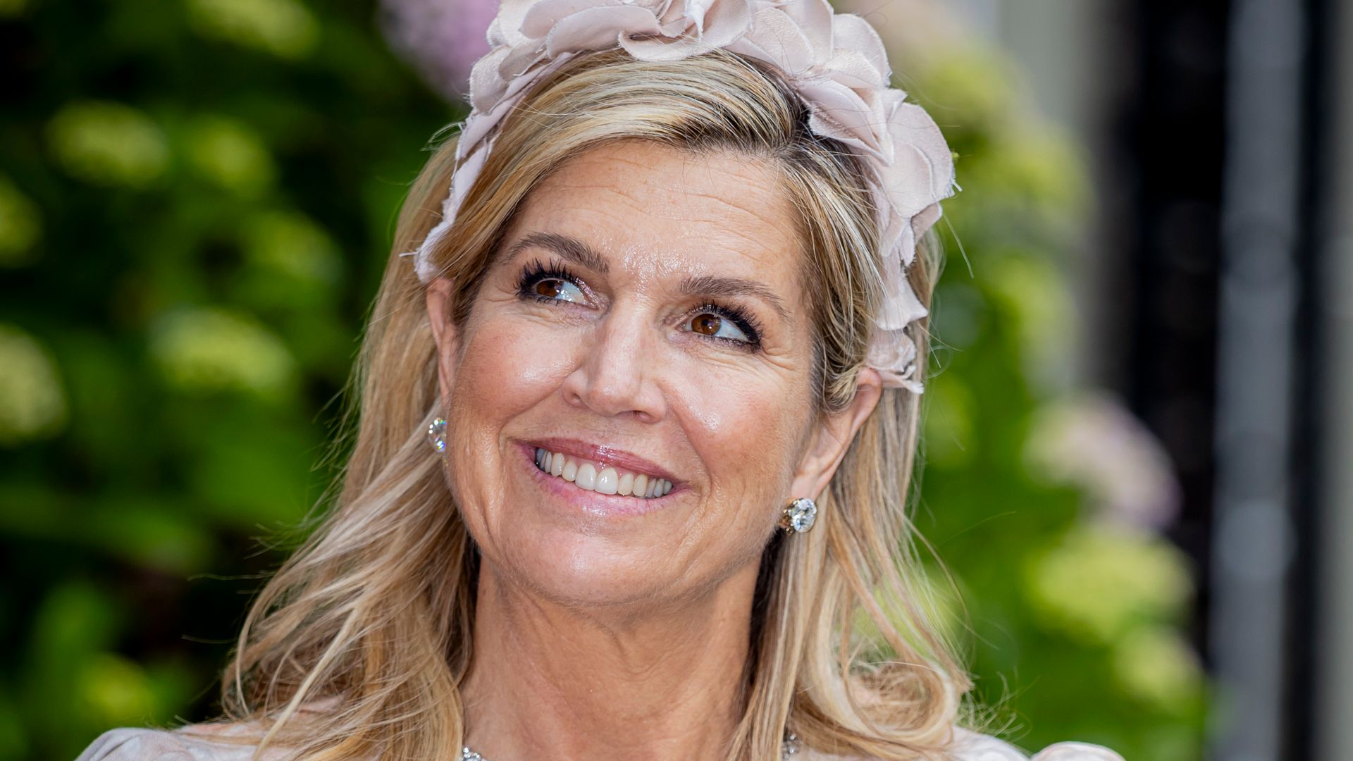 https://www.hola.com/us/horizon/landscape/704b611448ca-rotterdam-netherlands-queen-maxima-of-the-netherlands-and-wife-of-german-preside.jpg?im=Resize=(1200)