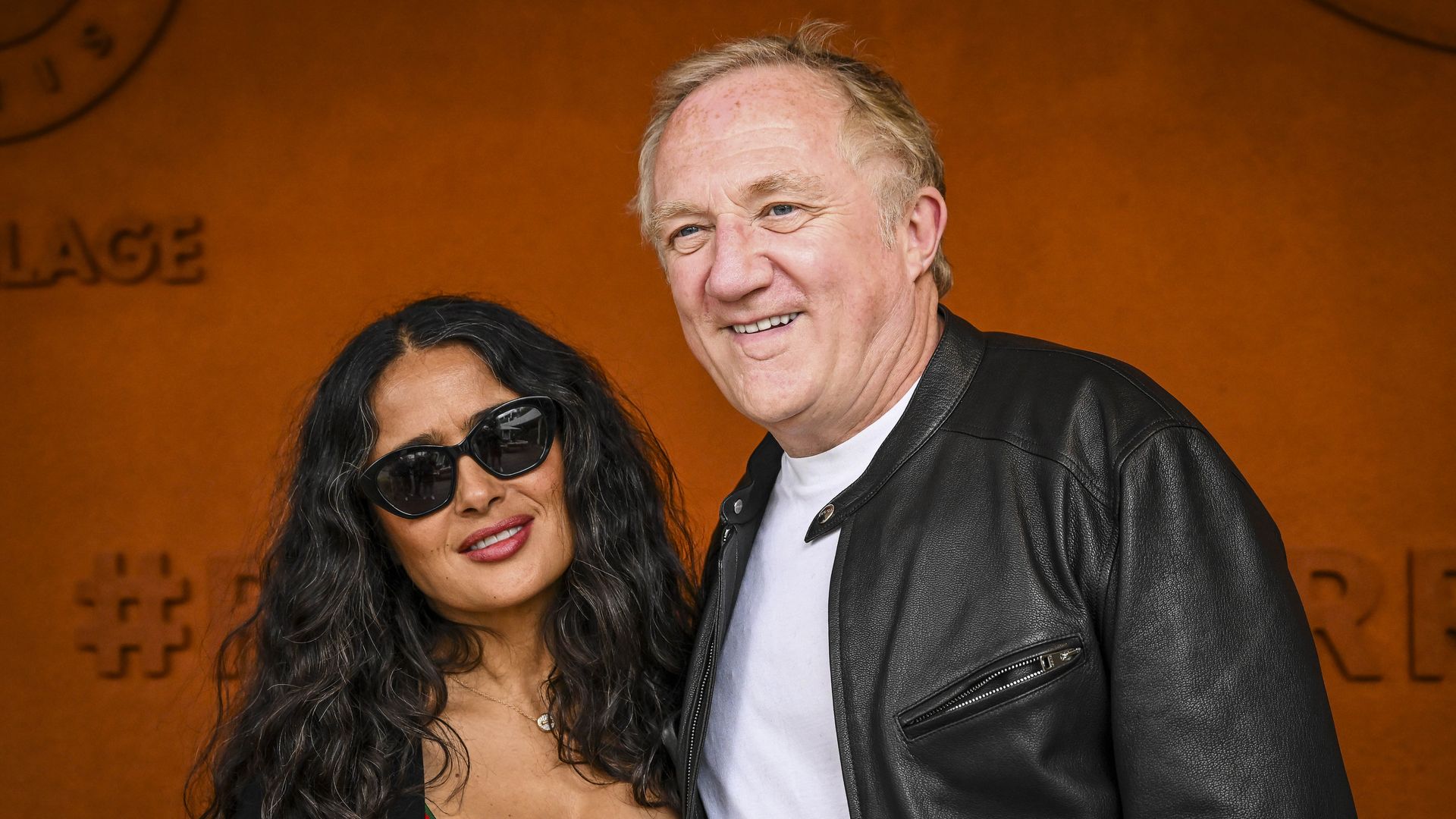 Salma Hayek and her husband, François-Henri Pinault, are spotted in the stands during the 2026 French Open at Roland Garros Stadium on May 31, 2026, enjoying the action from one of tennis most prestigious tournaments.
The couple appear relaxed and stylish as they take in the matches, joining fellow high-profile guests at the iconic Grand Slam event in Paris.****
Salma Hayek y su esposo, François-Henri Pinault, fueron vistos en las gradas durante el Abierto de Francia 2026 en Roland Garros el 31 de mayo de 2026, disfrutando de la acción en uno de los torneos de tenis más prestigiosos del mundo.
La pareja se mostró relajada y elegante mientras seguía los partidos, uniéndose a otros invitados de alto perfil en el emblemático evento de Grand Slam celebrado en París.