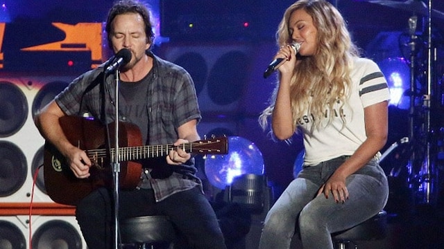 "It's not everyday that I get to perform with a Queen." Pearl Jam's Eddie Veder and Beyonce wowed the audience with their rendition of Bob Marley's "Redemption Song."
<br>
Photo: Getty Images