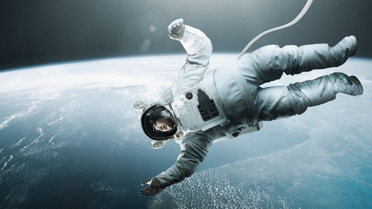 https://www.hola.com/us/horizon/landscape/7106f7fe0f81-astronaut-floating-in-space.jpg?im=Resize=(1200)