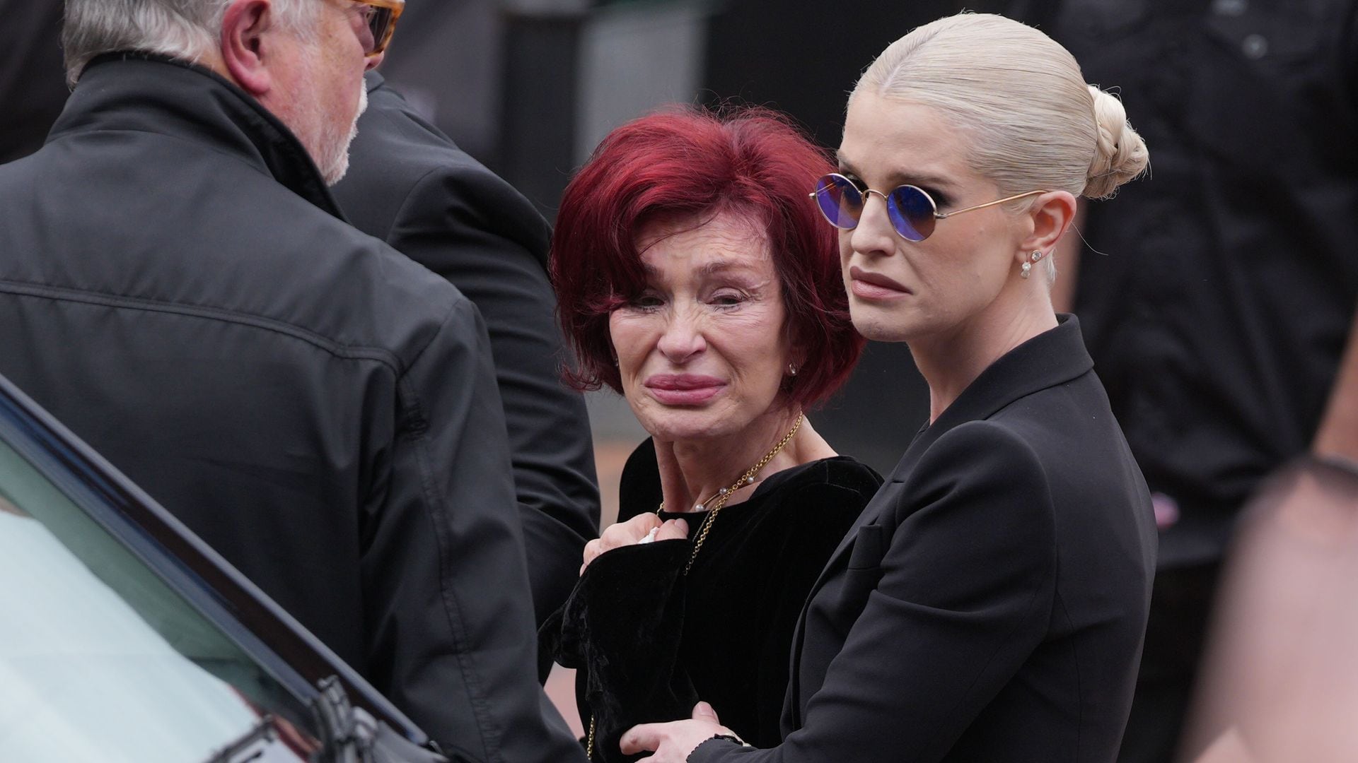  Sharon Osbourne and Kelly Osbourne stop to view tributes to the late Ozzy Osbourne from fans at Black Sabbath Bench and Bridge as his funeral cortege travels through his home city of Birmingham on July 30, 2025 in Birmingham, England. The Black Sabbath frontman passed away on July 22nd at the age of 76. His death occurred just a little over two weeks after his final live performance at the 'Back to the Beginning' concert in his hometown of Birmingham. (Photo by Christopher Furlong/Getty Images)