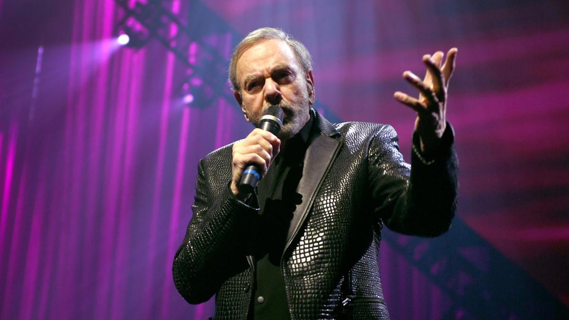 Neil Diamond sells music catalog to Universal, including hit songs
