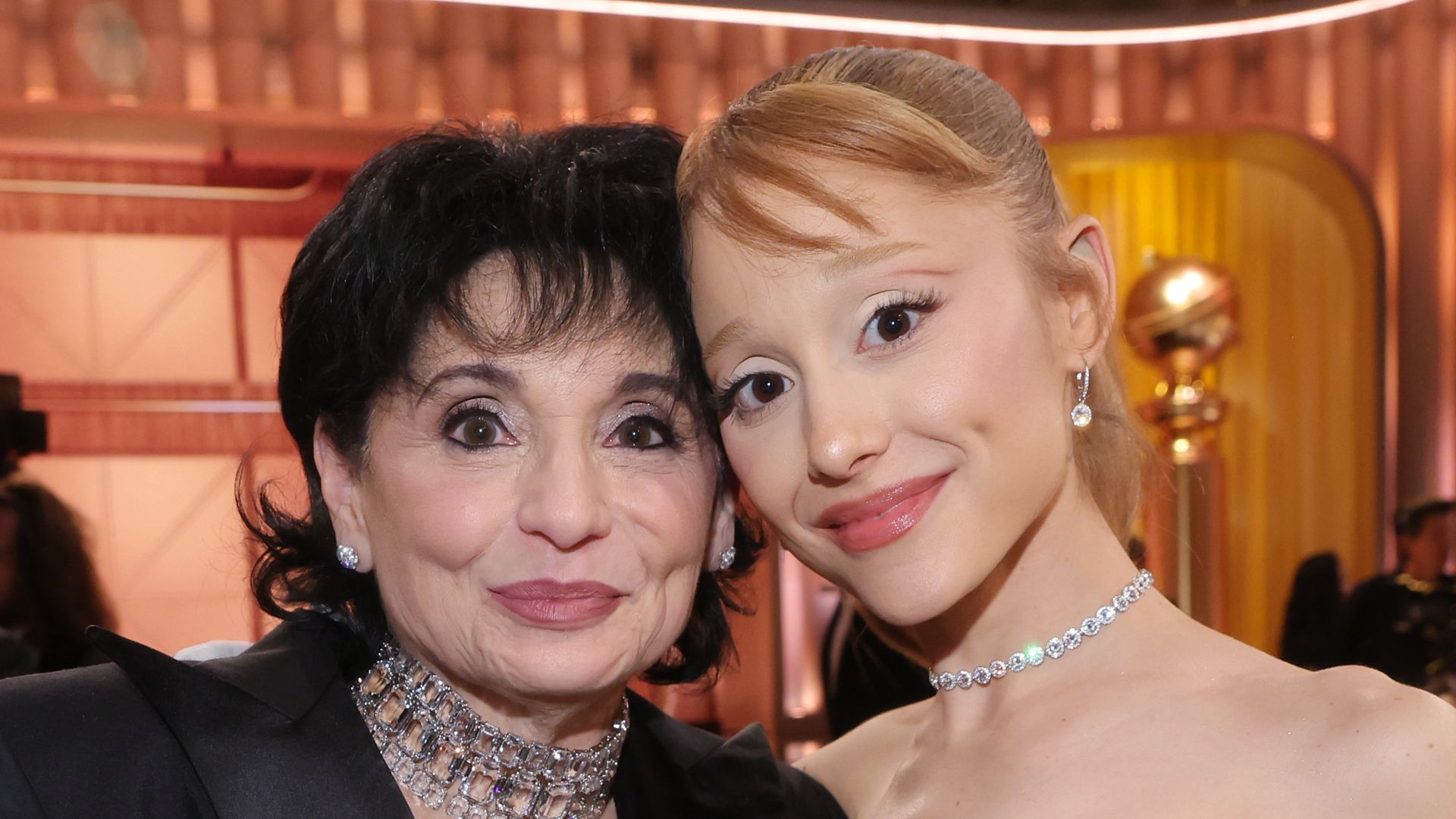 https://www.hola.com/us/horizon/landscape/7249b45e8374-joan-grande-ariana-grande-during-the-82nd-annual-golden-globes-held-at-the-bever.jpg?im=Resize=(1200)