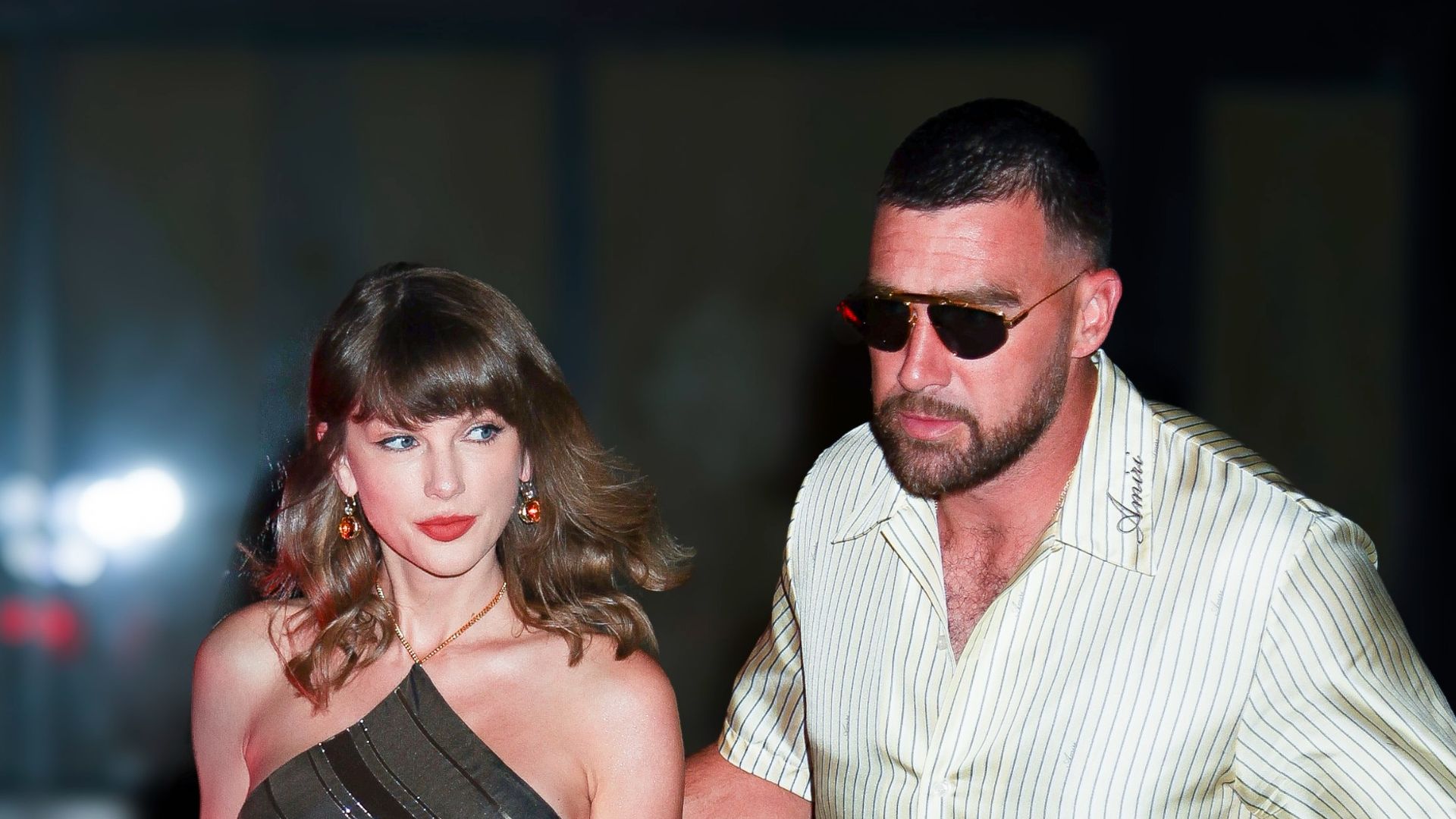 Photo 2026 Backgrid/The Grosby Group
PREMIUM EXCLUSIVE
New York, Sept. 7, 2026
Taylor Swift and Travis Kelce were spotted heading to Ambassadors Clubhouse New York, an Indian restaurant in NoMad, for dinner. Taylor wore a Stella McCartney one-shoulder metallic striped dress with a draped silhouette, paired with a matching Stella McCartney handbag and strappy heels. Travis kept it casual in a striped short-sleeve shirt, brown trousers, sunglasses and checkered sneakers.****
Taylor Swift y Travis Kelce fueron vistos dirigiéndose a Ambassadors Clubhouse New York, un restaurante de comida india ubicado en NoMad, para cenar. Taylor lució un vestido metálico de rayas de Stella McCartney, de un solo hombro y con silueta drapeada, que combinó con un bolso a juego de Stella McCartney y sandalias de tacón con tiras. Travis mantuvo un estilo casual con una camisa de manga corta a rayas, pantalones cafés, gafas de sol y tenis a cuadros.