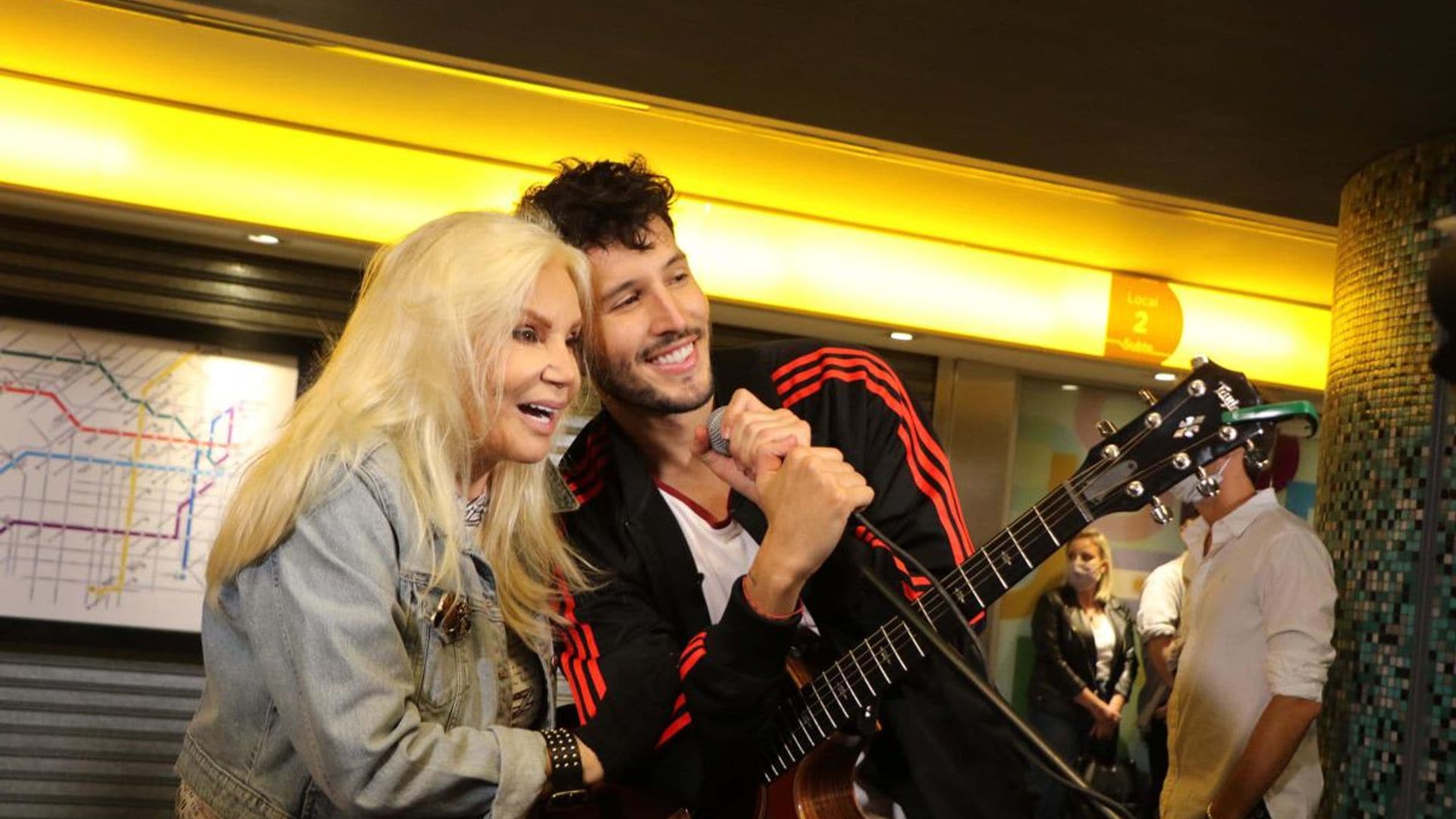 Sebastián Yatra and Susana Giménez disguised as street artists to surprise fans