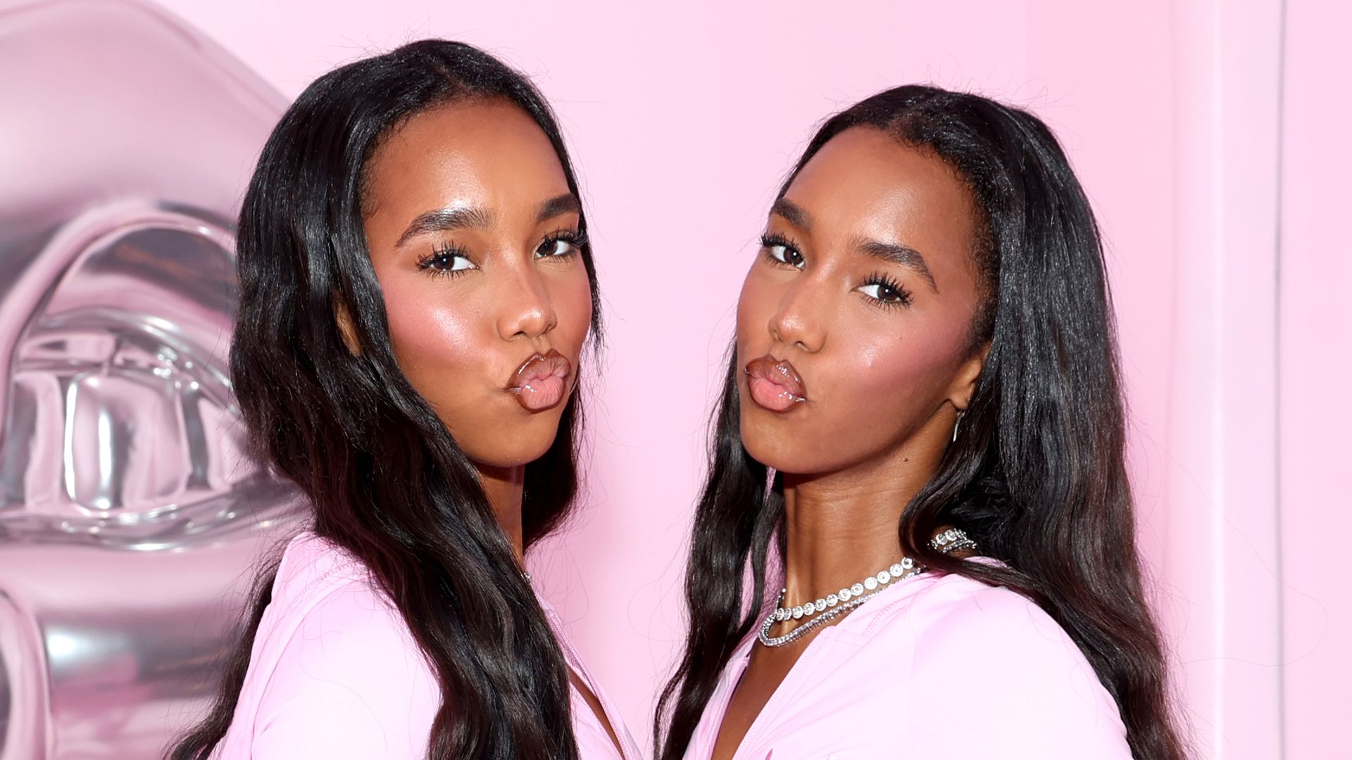 https://www.hola.com/us/horizon/landscape/749f4c5cfbce-west-hollywood-california-the-combs-twins-jessie-combs-and-dlila-combs-attend-ky.jpg?im=Resize=(1200)